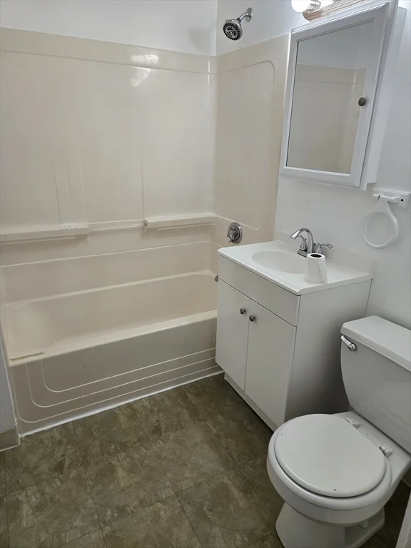 3 bed, 1 bath apartment for rent at 18 Windsor Ct Unit 2, Southbridge — photo 8 of 9