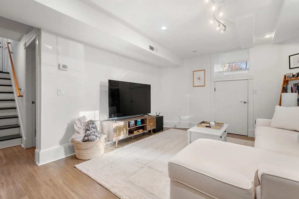1 bed, 1 bath apartment for rent at 18 Wyman St Unit 1, Arlington — photo 4 of 11