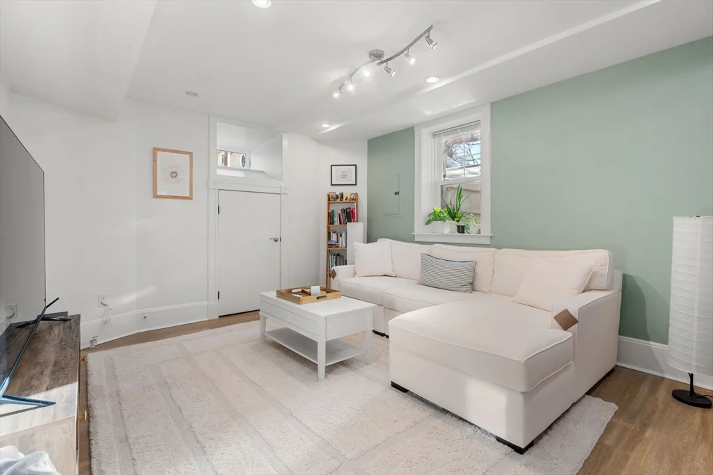 1 bed, 1 bath apartment for rent at 18 Wyman St Unit 1, Arlington — photo 3 of 11