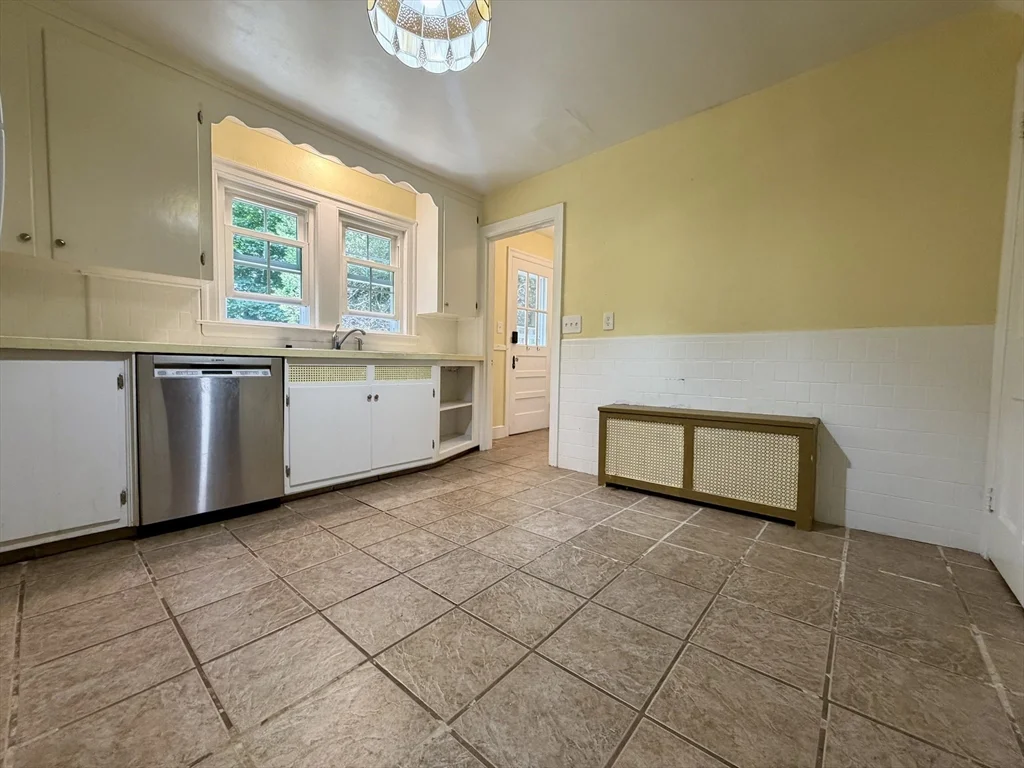 3 bed, 1 bath apartment for rent at 18 Zenith Dr, Worcester — photo 11 of 28
