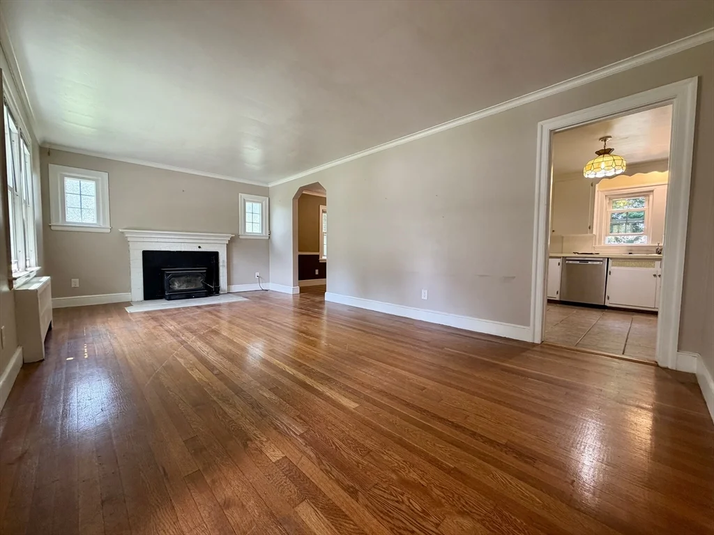 3 bed, 1 bath apartment for rent at 18 Zenith Dr, Worcester — photo 3 of 28