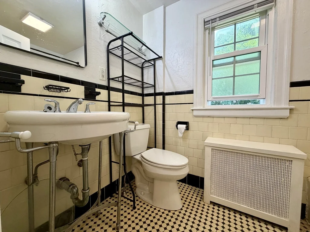 3 bed, 1 bath apartment for rent at 18 Zenith Dr, Worcester — photo 16 of 28