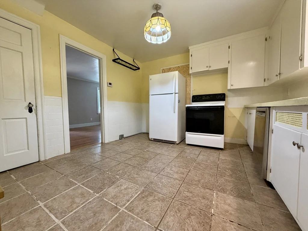 3 bed, 1 bath apartment for rent at 18 Zenith Dr, Worcester — photo 9 of 28