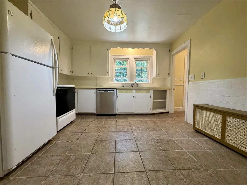3 bed, 1 bath apartment for rent at 18 Zenith Dr, Worcester — photo 10 of 28