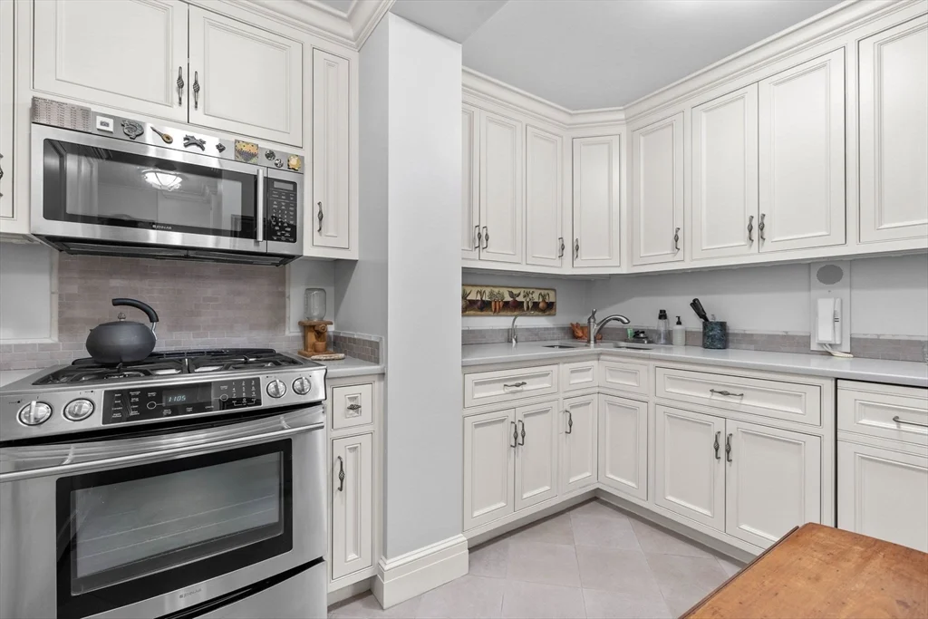 3 bed, 2.5 bath apartment for rent at 180 Beacon St Unit 9A, Back Bay — photo 4 of 11