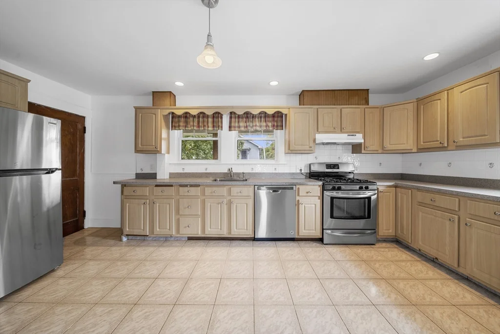 3 bed, 1 bath apartment for rent at 180 Faneuil St Unit 2, Brighton — photo 5 of 21