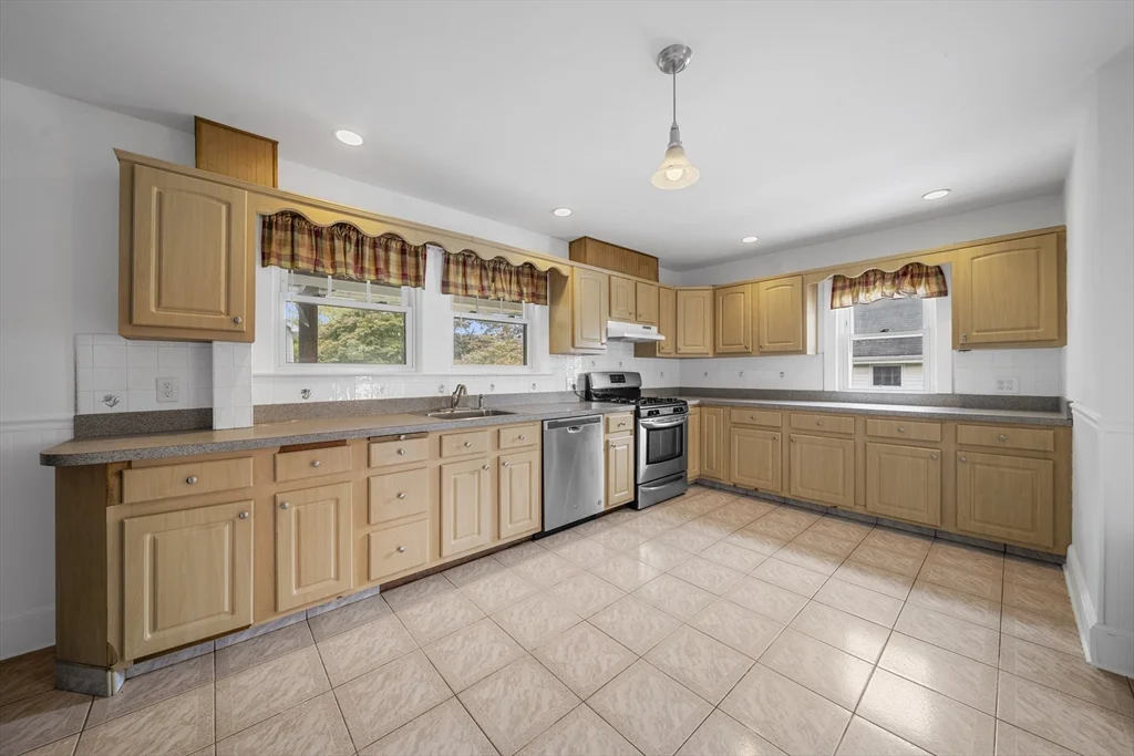 3 bed, 1 bath apartment for rent at 180 Faneuil St Unit 2, Brighton — photo 4 of 21