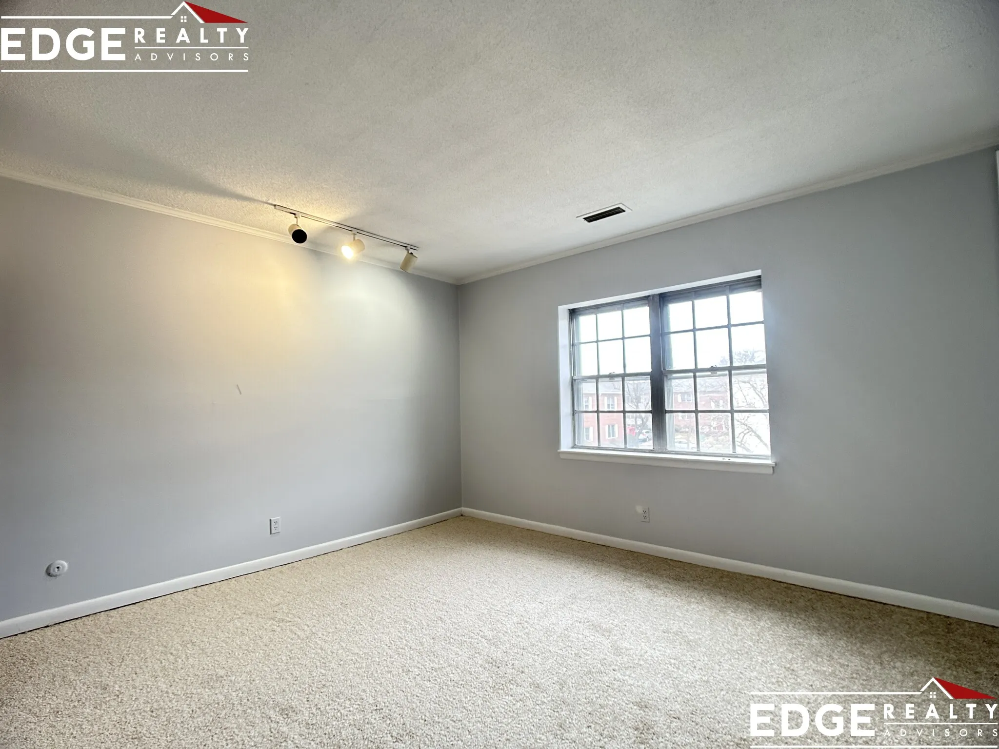 3 bed, 2 bath apartment for rent at 180 Lake Shore Rd Unit 4, Oak Square — photo 5 of 8