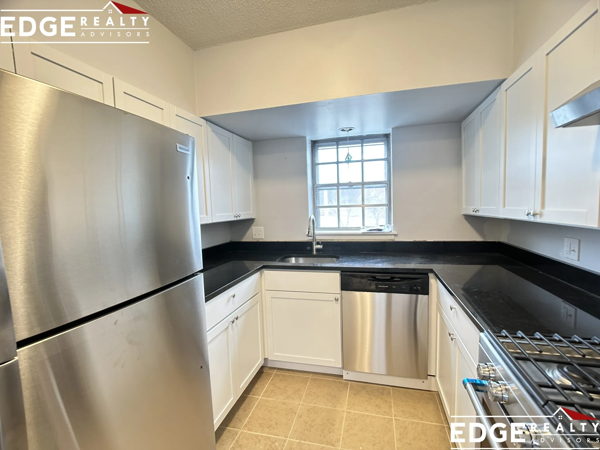 3 bed, 2 bath apartment for rent at 180 Lake Shore Rd Unit 4, Oak Square — photo 2 of 8