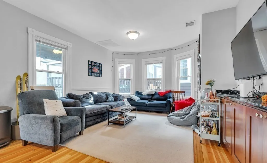 6 bed, 2 bath apartment for rent at 180 St Alphonsus Unit 3, Boston — photo 4 of 14
