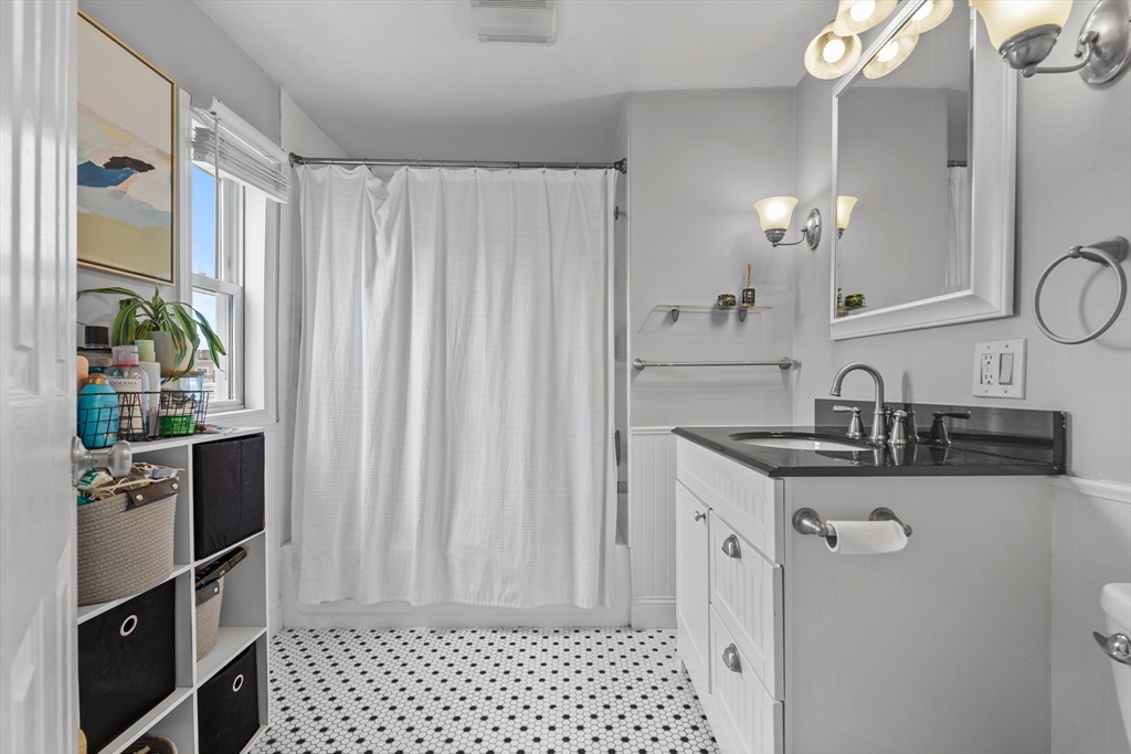 3 bed, 1 bath apartment for rent at 180 W 8th Unit 3, South Boston — photo 10 of 11