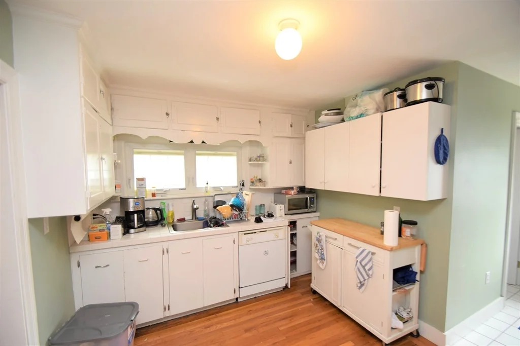 4 bed, 2 bath apartment for rent at 180 Washington St Unit 2, Brighton — photo 5 of 17
