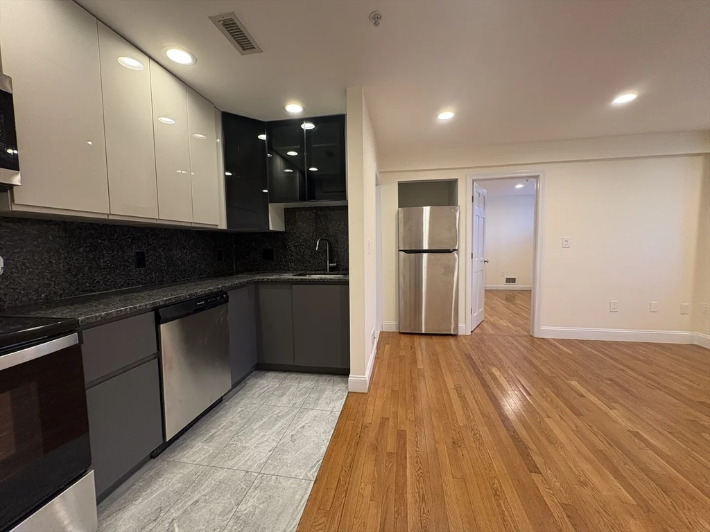 1 bed, 1 bath apartment for rent at 1801 Beacon St Unit 1, Brookline — photo 2 of 14
