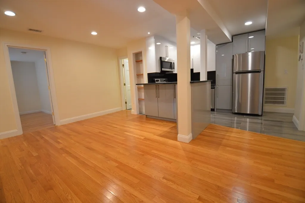 3 bed, 2 bath apartment for rent at 1801 Beacon St Unit 2, Brookline — photo 3 of 14