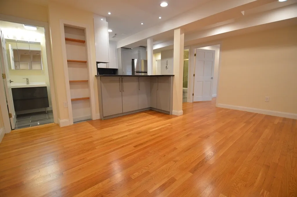 3 bed, 2 bath apartment for rent at 1801 Beacon St Unit 2, Brookline — photo 4 of 14