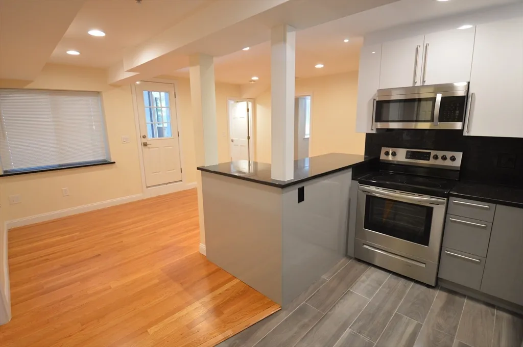 3 bed, 2 bath apartment for rent at 1801 Beacon St Unit 2, Brookline — photo 2 of 14