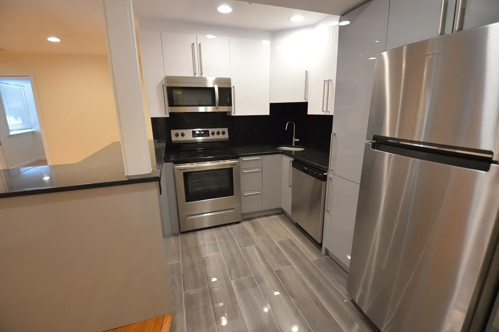 3 bed, 2 bath apartment for rent at 1801 Beacon St Unit 2, Brookline — photo 1 of 14