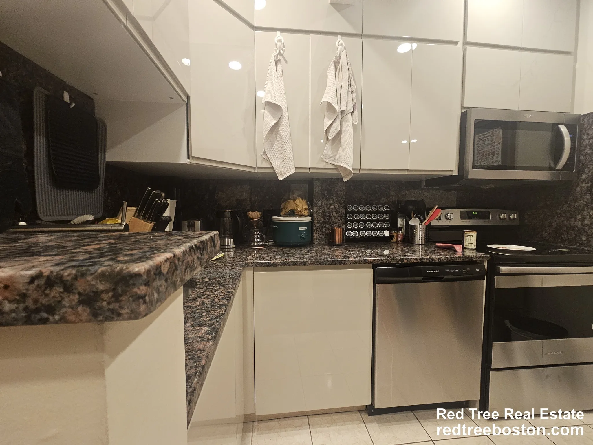 1.5 bed, 1 bath apartment for rent at 1801 Beacon St Unit 3, Brookline — photo 2 of 13