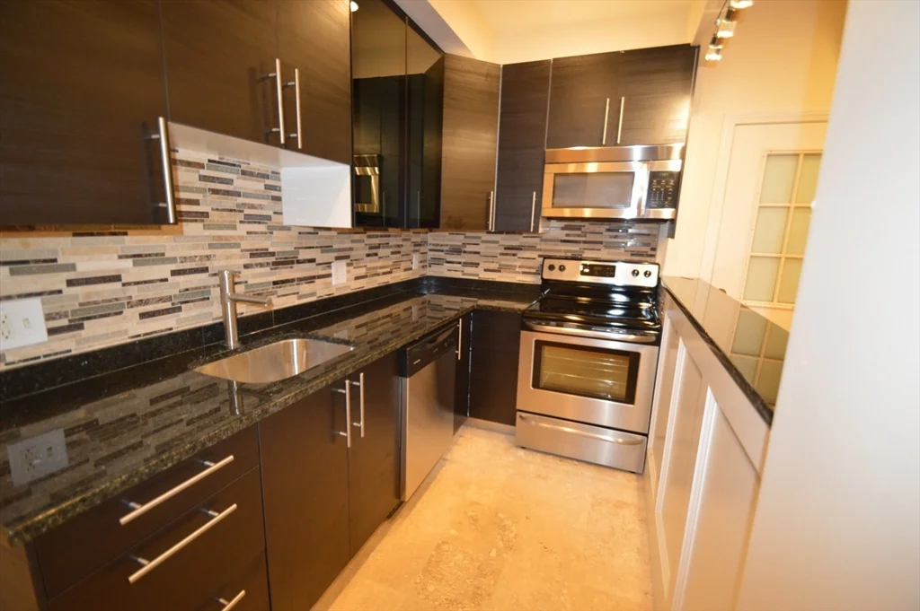 4 bed, 2 bath apartment for rent at 1801 Beacon St Unit 4, Brookline — photo 6 of 9