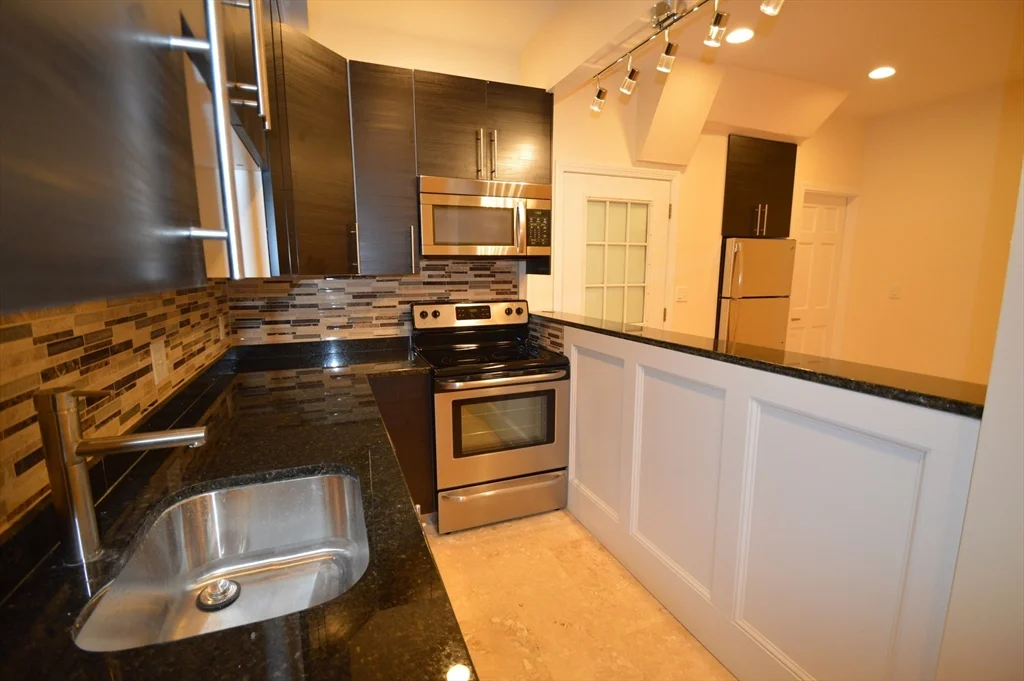 4 bed, 2 bath apartment for rent at 1801 Beacon St Unit 4, Brookline — photo 5 of 9