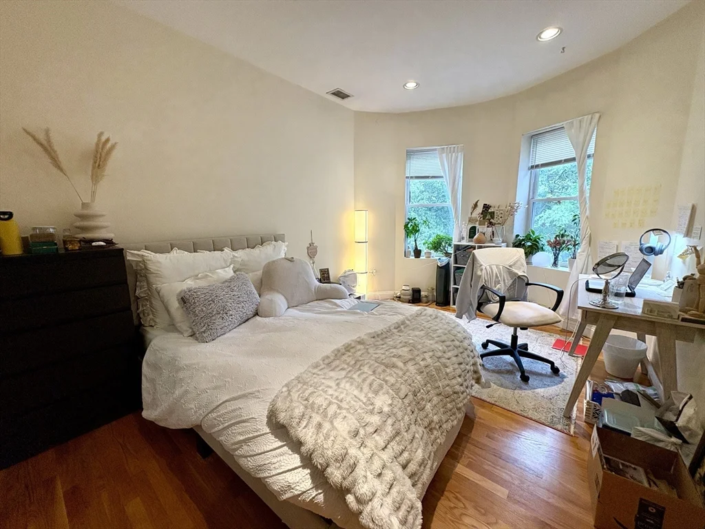 4 bed, 2 bath apartment for rent at 1801 Beacon St Unit 4, Brookline — photo 1 of 9