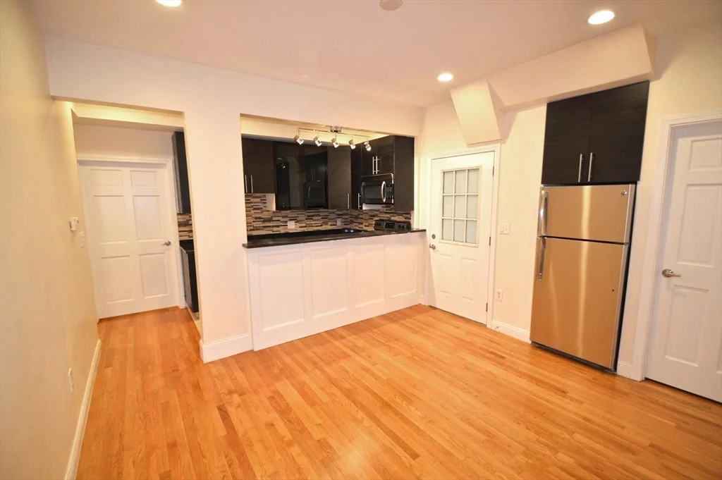 4 bed, 2 bath apartment for rent at 1801 Beacon St Unit 4, Brookline — photo 8 of 9