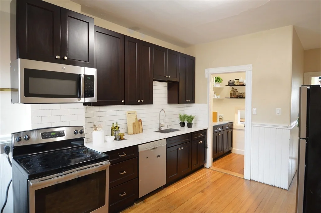 3 bed, 1 bath apartment for rent at 1805 Beacon Unit 3, Brookline — photo 2 of 11