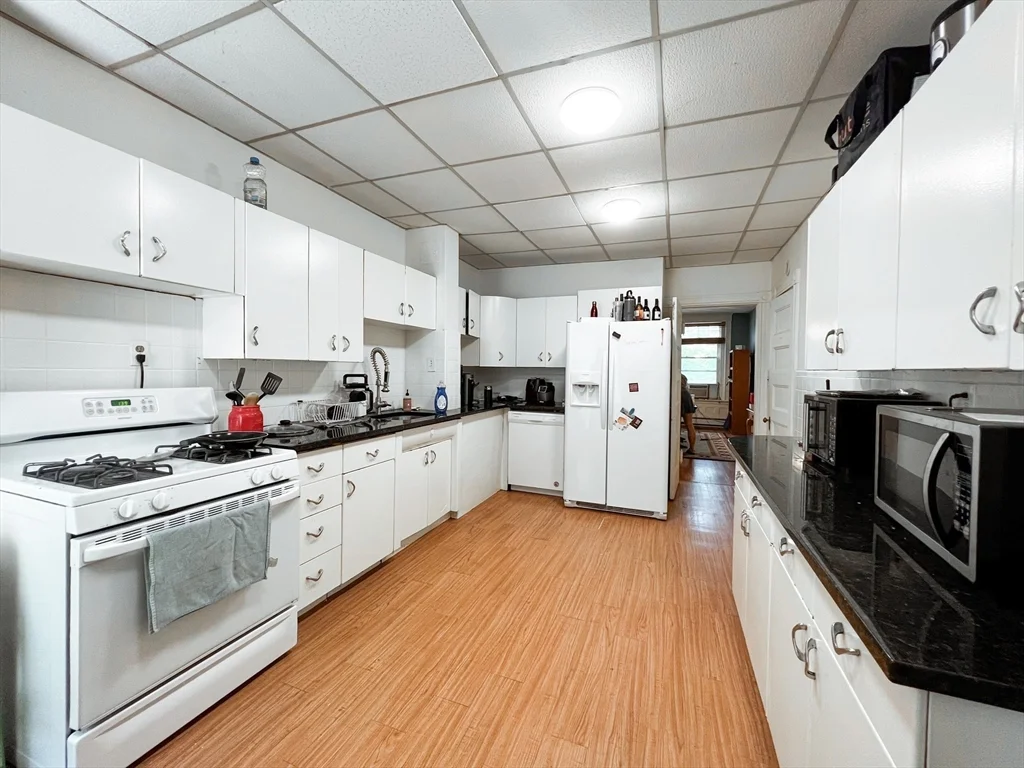 3 bed, 1 bath apartment for rent at 1809 Beacon St Unit 2, Brookline — photo 6 of 12