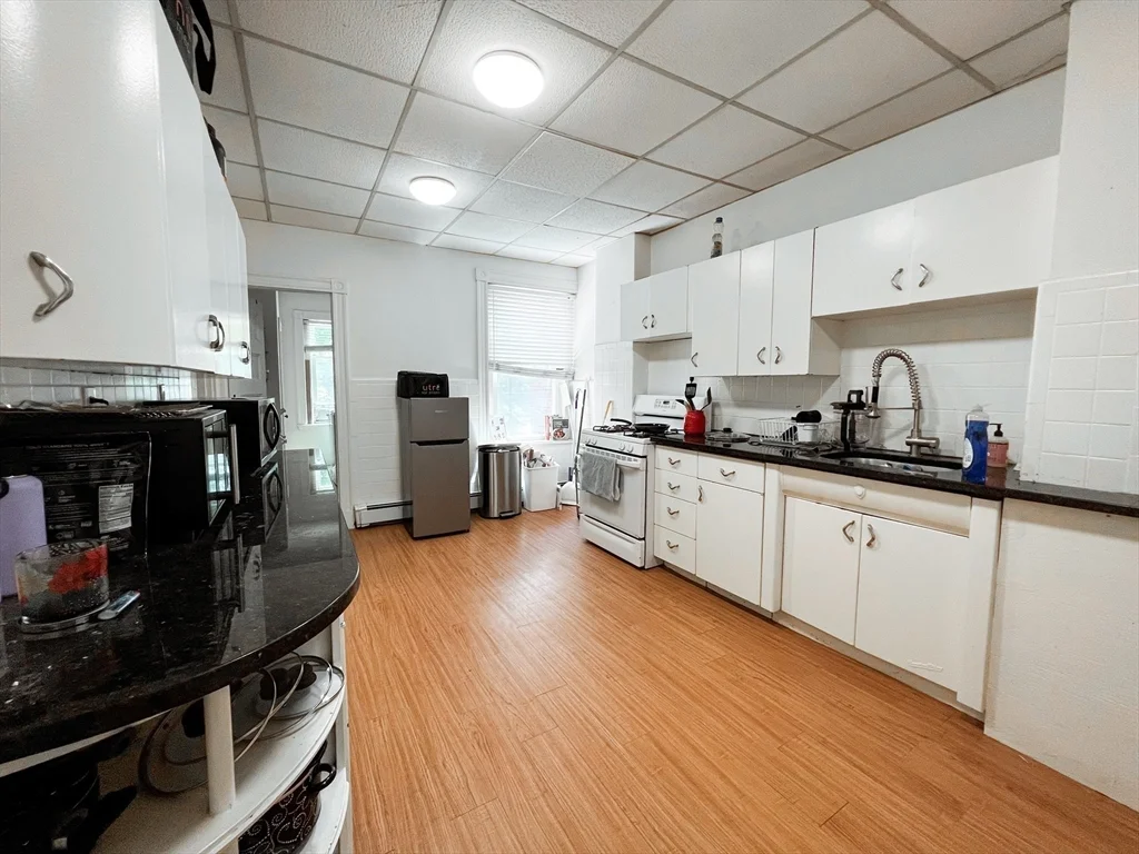 3 bed, 1 bath apartment for rent at 1809 Beacon St Unit 2, Brookline — photo 5 of 12