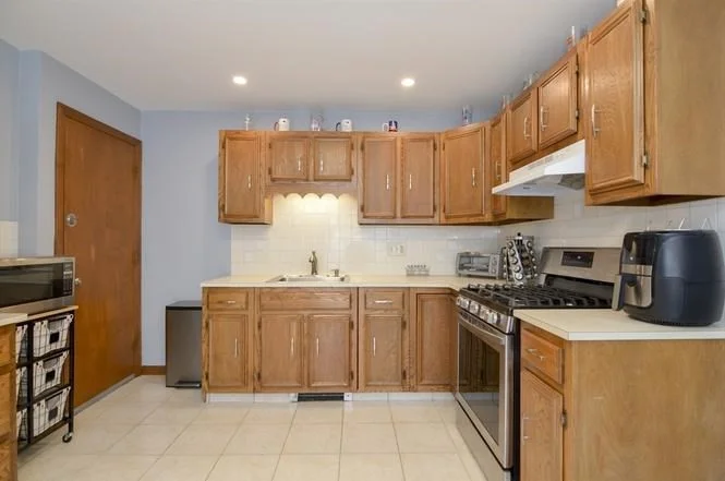 3 bed, 1 bath apartment for rent at 181 Belmont St Unit 2, Everett — photo 2 of 14