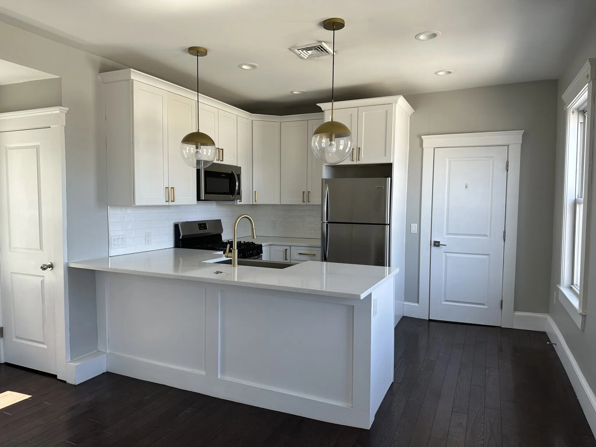 3 bed, 1 bath apartment for rent at 181 Chelsea St Unit 3, Everett — photo 1 of 10