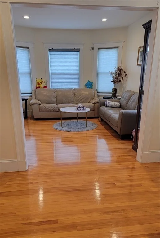 3 bed, 1 bath apartment for rent at 181 Elm St Unit 2, Quincy — photo 2 of 9