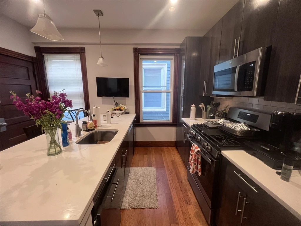 4 bed, 2 bath apartment for rent at 181 M St Unit 2, South Boston — photo 2 of 26