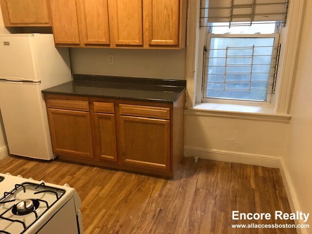 2 bed, 1 bath apartment for rent at 1810 Commonwealth Ave Unit 1N, Brighton — photo 3 of 25