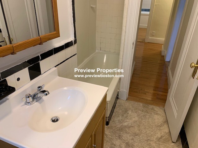 2 bed, 1 bath apartment for rent at 1810 Commonwealth Ave Unit 2P, Brighton — photo 2 of 12