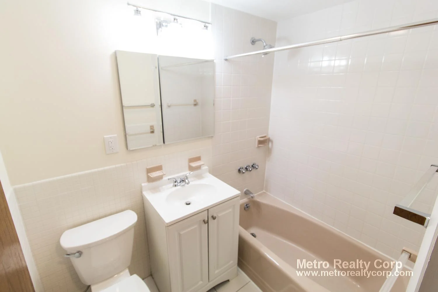 4 bed, 2 bath apartment for rent at 1819 Beacon St Unit 5, Brookline Hills — photo 14 of 23