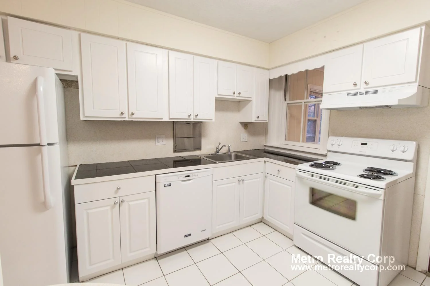 4 bed, 2 bath apartment for rent at 1819 Beacon St Unit 5, Brookline Hills — photo 3 of 23