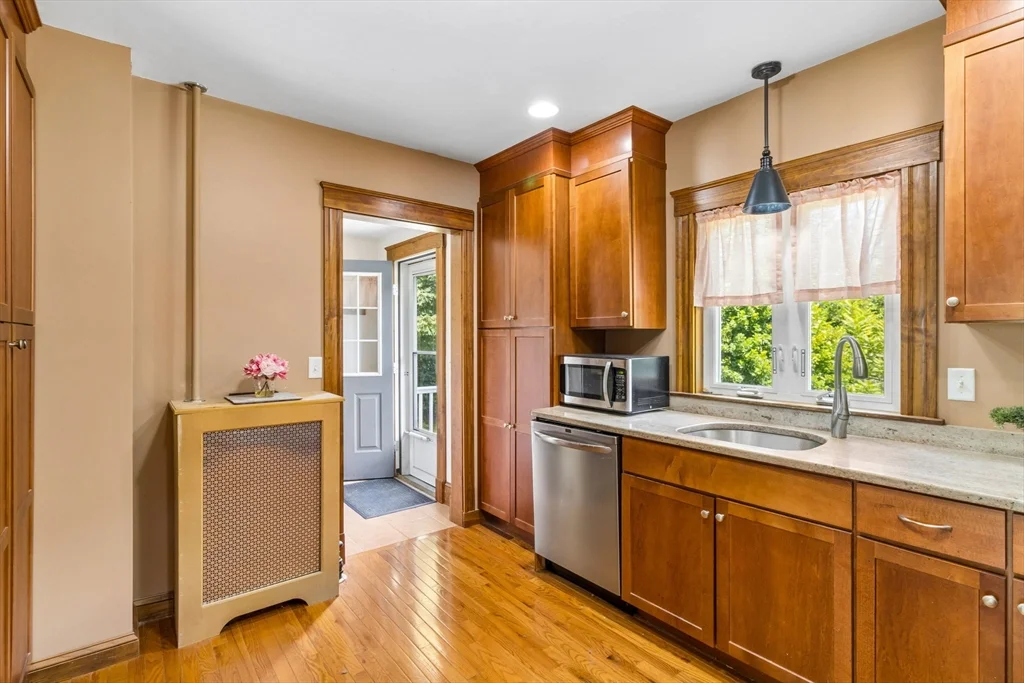 3 bed, 2 bath apartment for rent at 182 Greenwood St, Marlborough — photo 14 of 33