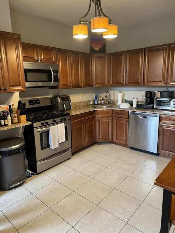3 bed, 1 bath apartment for rent at 182 L St Unit 3, South Boston