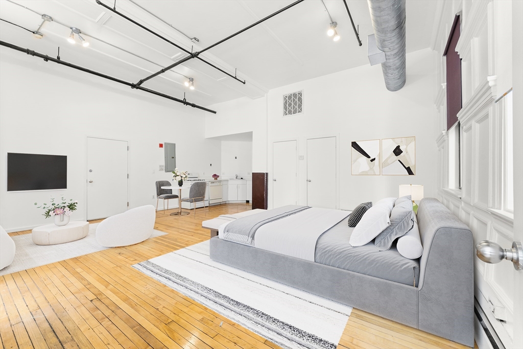 2 bed, 1 bath apartment for rent at 182 Lake Shore Rd Unit 3, Oak Square — photo 2 of 7