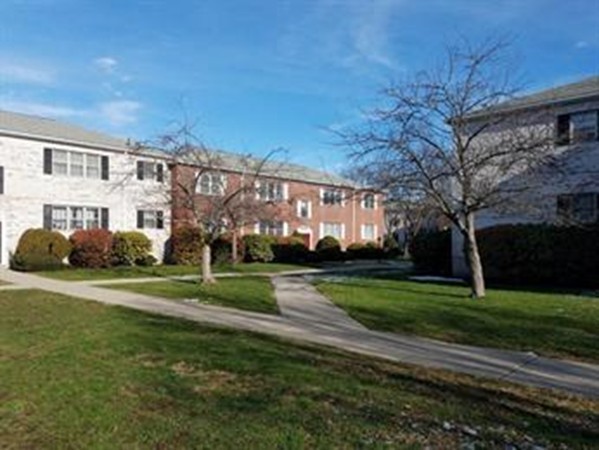 2 bed, 1 bath apartment for rent at 182 Lake Shore Rd Unit 3, Oak Square — photo 3 of 7