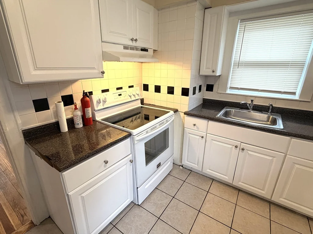4 bed, 1 bath apartment for rent at 182 Princeton Ave Unit 182, Waltham — photo 2 of 10