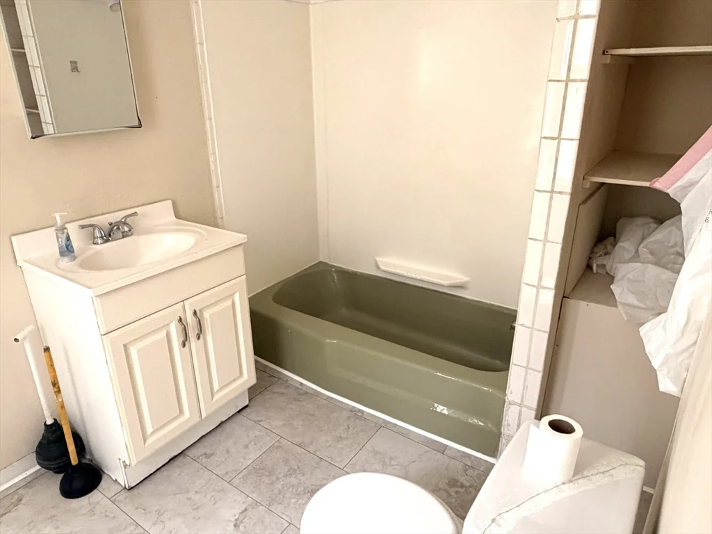 4 bed, 1 bath apartment for rent at 182 Princeton Ave Unit 182, Waltham — photo 8 of 10