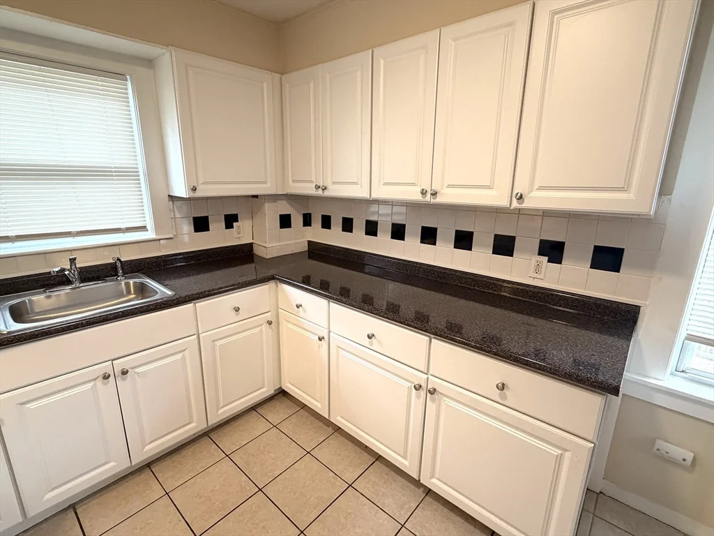 4 bed, 1 bath apartment for rent at 182 Princeton Ave Unit 182, Waltham — photo 3 of 10