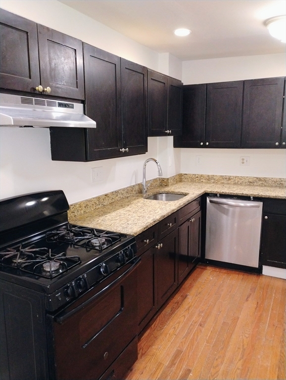 3 bed, 1 bath apartment for rent at 182 Walnut Ave Unit 1, Roxbury — photo 1 of 8
