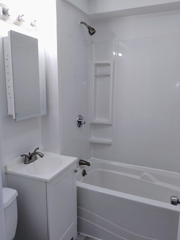 3 bed, 1 bath apartment for rent at 182 Walnut Ave Unit 1, Roxbury — photo 4 of 8