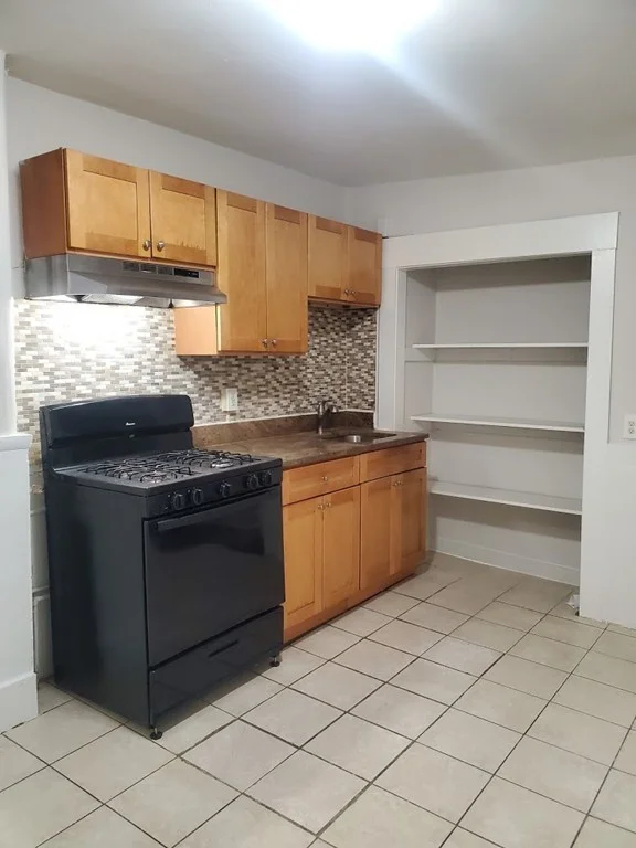4 bed, 1 bath apartment for rent at 182 Walnut Ave Unit 2, Roxbury — photo 3 of 12