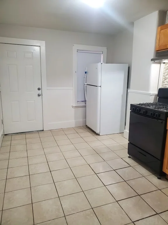 4 bed, 1 bath apartment for rent at 182 Walnut Ave Unit 2, Roxbury — photo 4 of 12