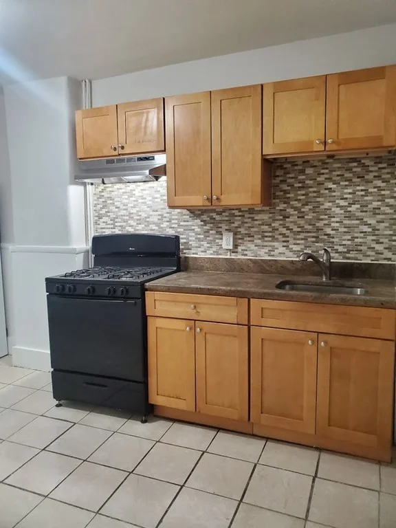 4 bed, 1 bath apartment for rent at 182 Walnut Ave Unit 2, Roxbury — photo 1 of 12