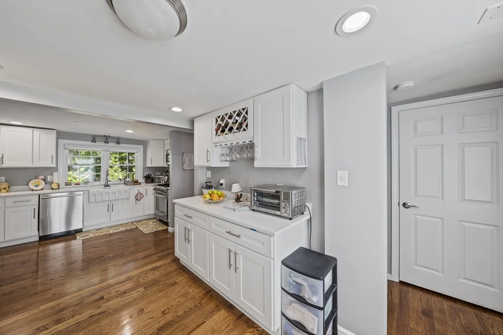 3 bed, 2 bath apartment for rent at 1822 Washington St Unit 0, Braintree Highlands — photo 4 of 15